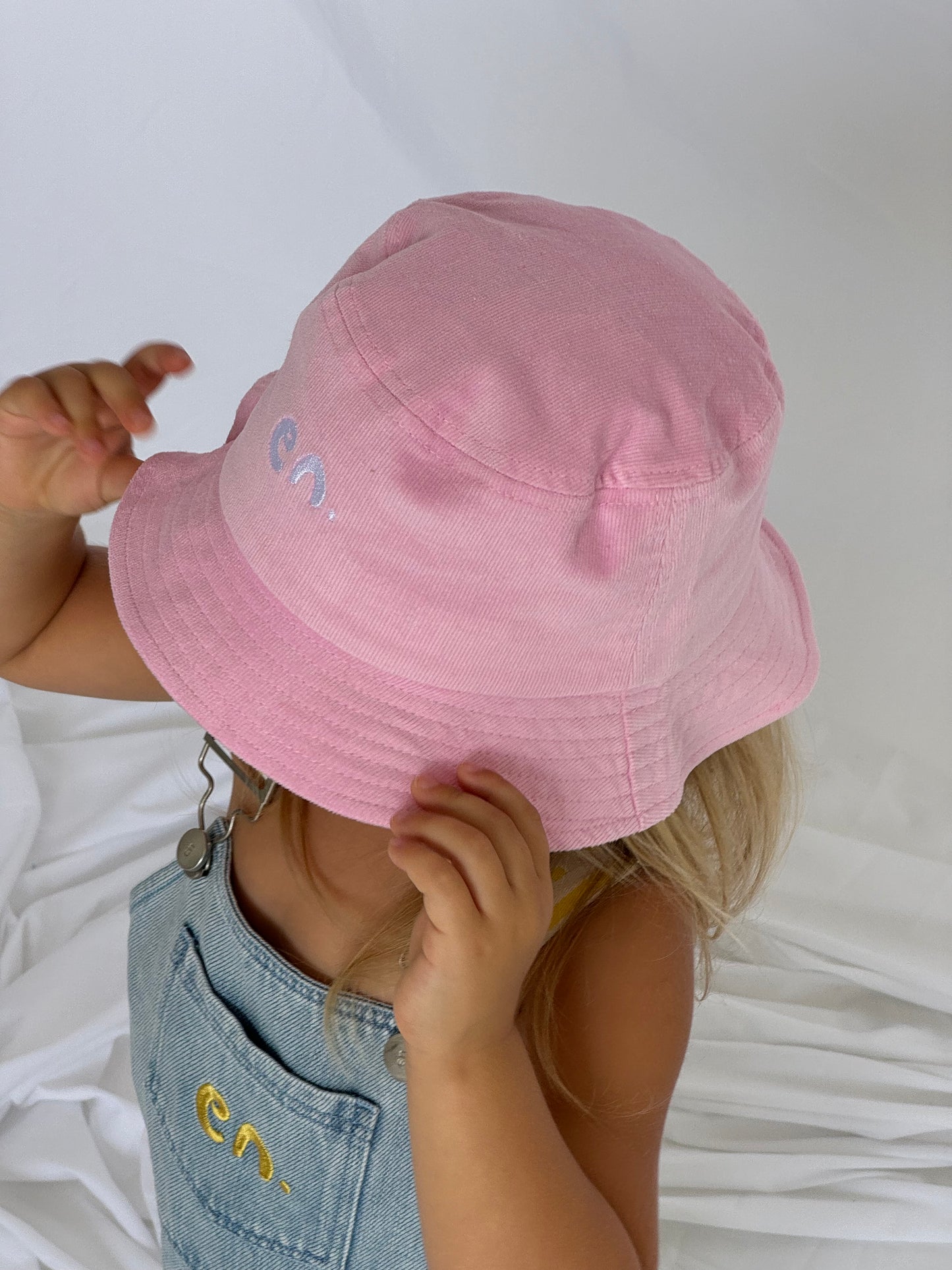En Pink Bucket Hat